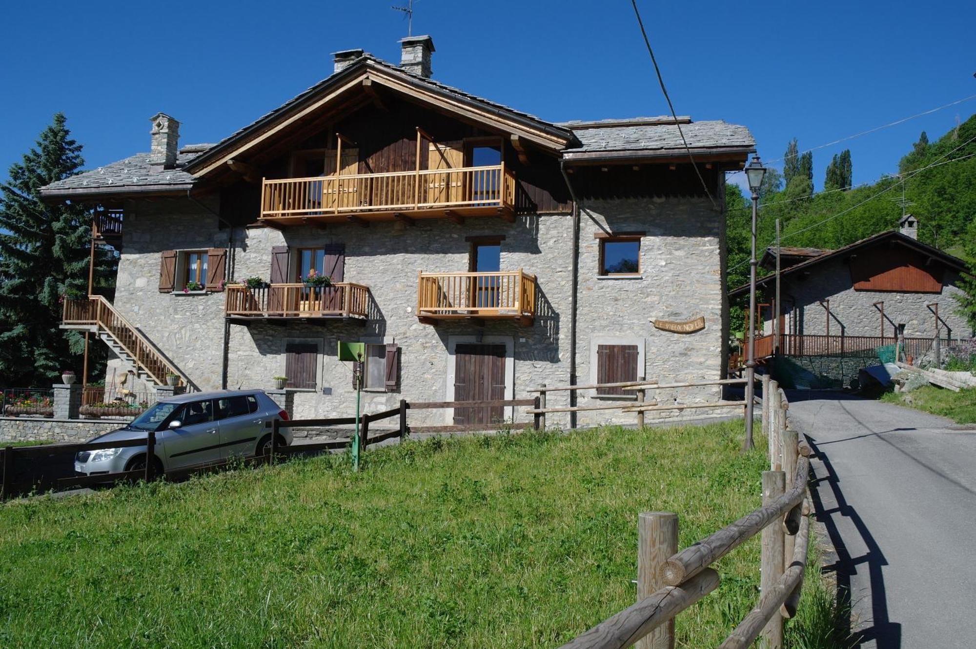 Le Vieux Noyer - Appartamenti Al Verde Villaggio Di Rumiod Сен-Пиер Екстериор снимка