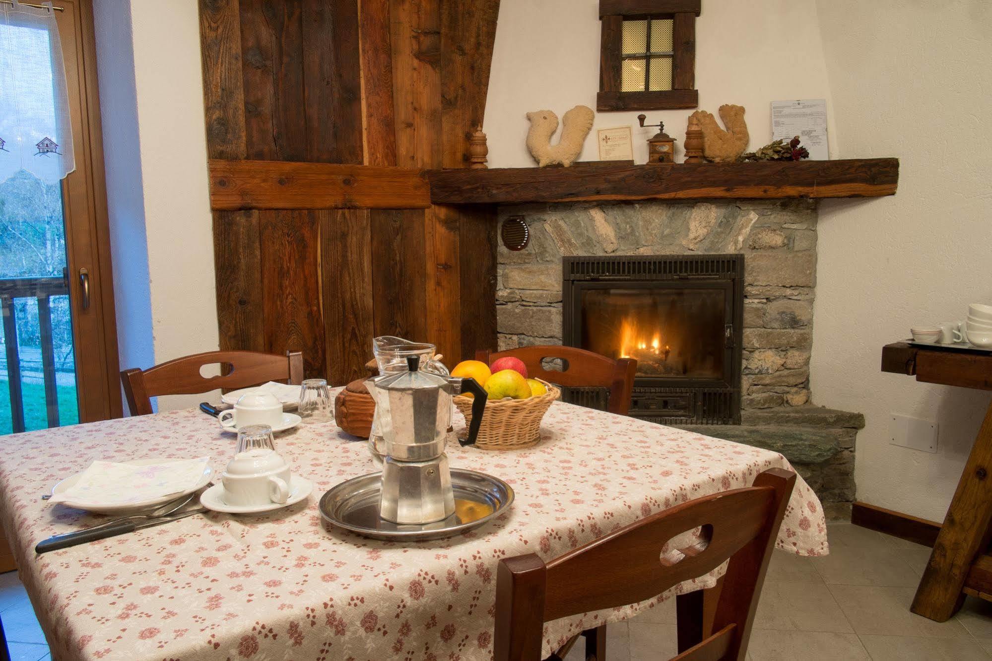 Le Vieux Noyer - Appartamenti Al Verde Villaggio Di Rumiod Сен-Пиер Екстериор снимка